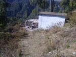 Bestellen Sie baut Schule in der Nähe Rudraprayag- Die Schule mit den Baumaterialien (zum Vergrößern anklicken)