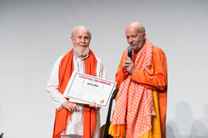 Swami Sai Sivananda, President of the Federation Francophone de Yoga presents the award to M. G. Satchidananda 
        (zum Vergrößern anklicken)