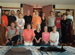 Durga Ahlund, M.G. Satchidananda e participantes do Treinamento para Instrutores na Kriya Hatha Yoga, Ashram de Quebec, 1 de Setembro de 2014 (click image to enlarge)