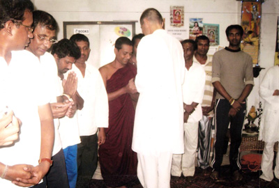 ஆச்சாரியர் சத்யானந்தா அவர்கள் திரு பனடூர ஆரியஞானோ அவர்களுக்கு அக்டோபர் 22-23, 2011 தீட்சையின் போது பிரசாதம் அளிக்கிறார்